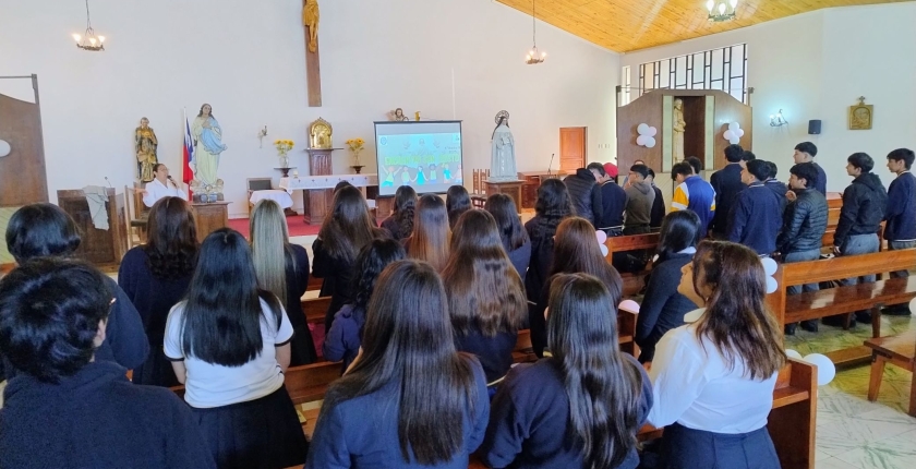 Estudiantes de 4° Medio participan en el Encuentro con Cristo